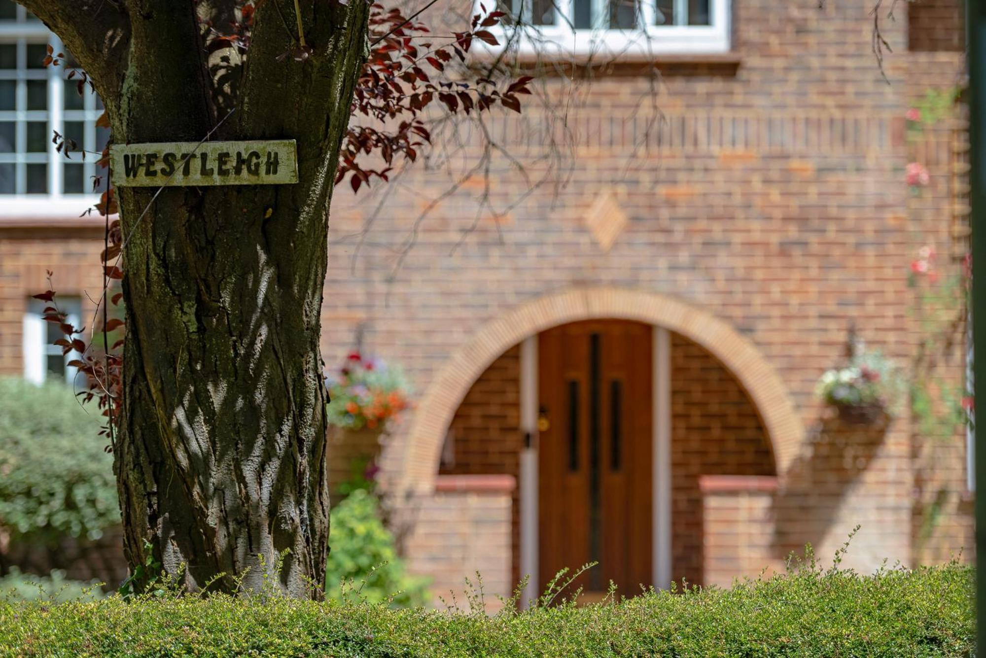 Hotel Westleigh Ashtead Exterior foto